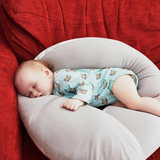 est-ce-qu-un-bebe-peut-dormir-sur-un-coussin-d-allaitement