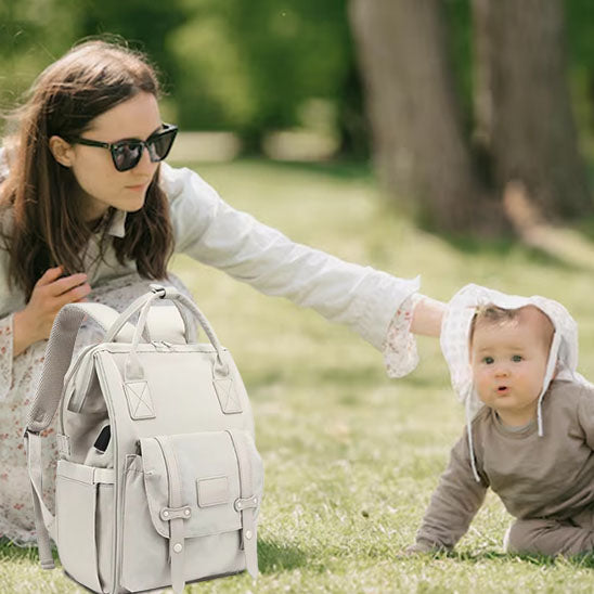 sac-a-dos-a-langer-gouti-doux-dans-un-parc