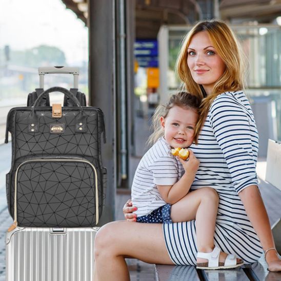 sac-à-dos-à-langer-avec-maman-en-voyage