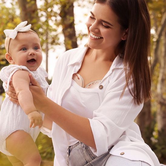 tire-lait-main-libre-lacti-free-avec-bebe