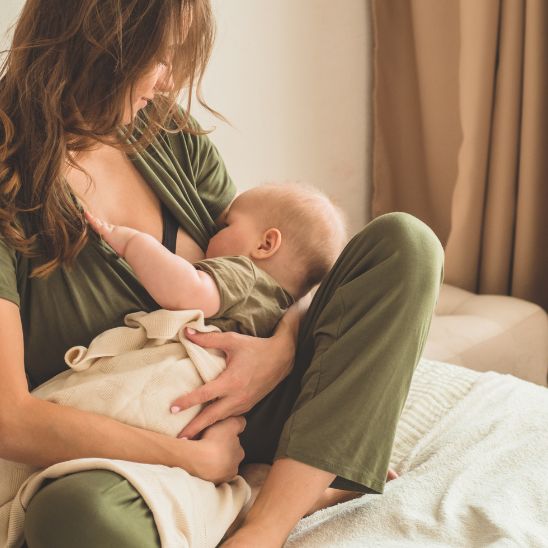 maman-charche-un-coussin-d-allaitement