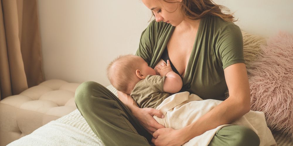 Allaitement-enfant-mignon