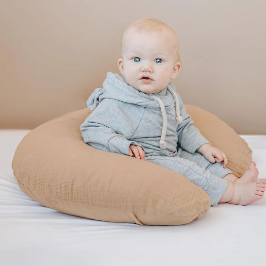 housse-coussin-allaitement-tulle-douceur-fleur-de-bebe-assis