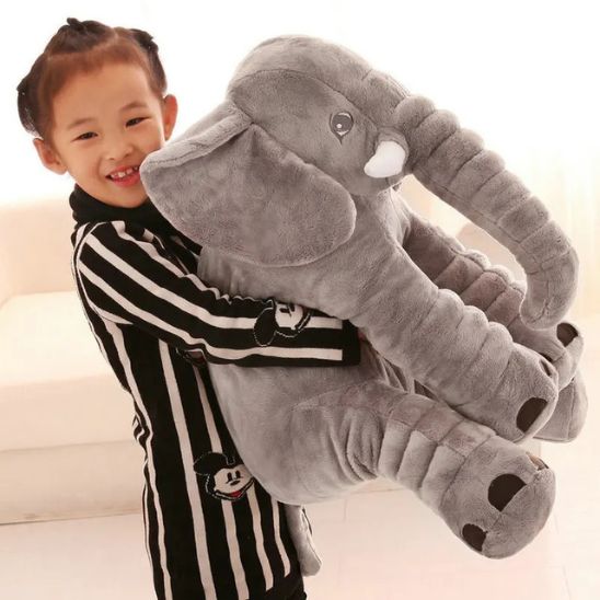 peluche-bebe-éléphant-avec-garçon